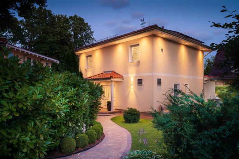 von der Straße zum Haus