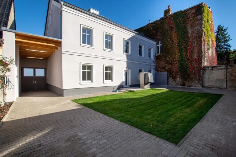 Hofansicht mit Einfahrt