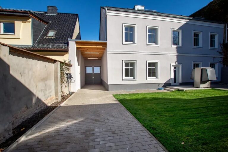 Toreinfahrt mit Wallboxen