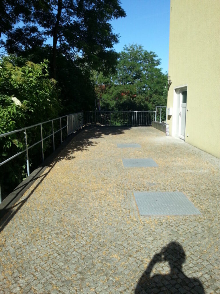 Parkplatz links neben Haus