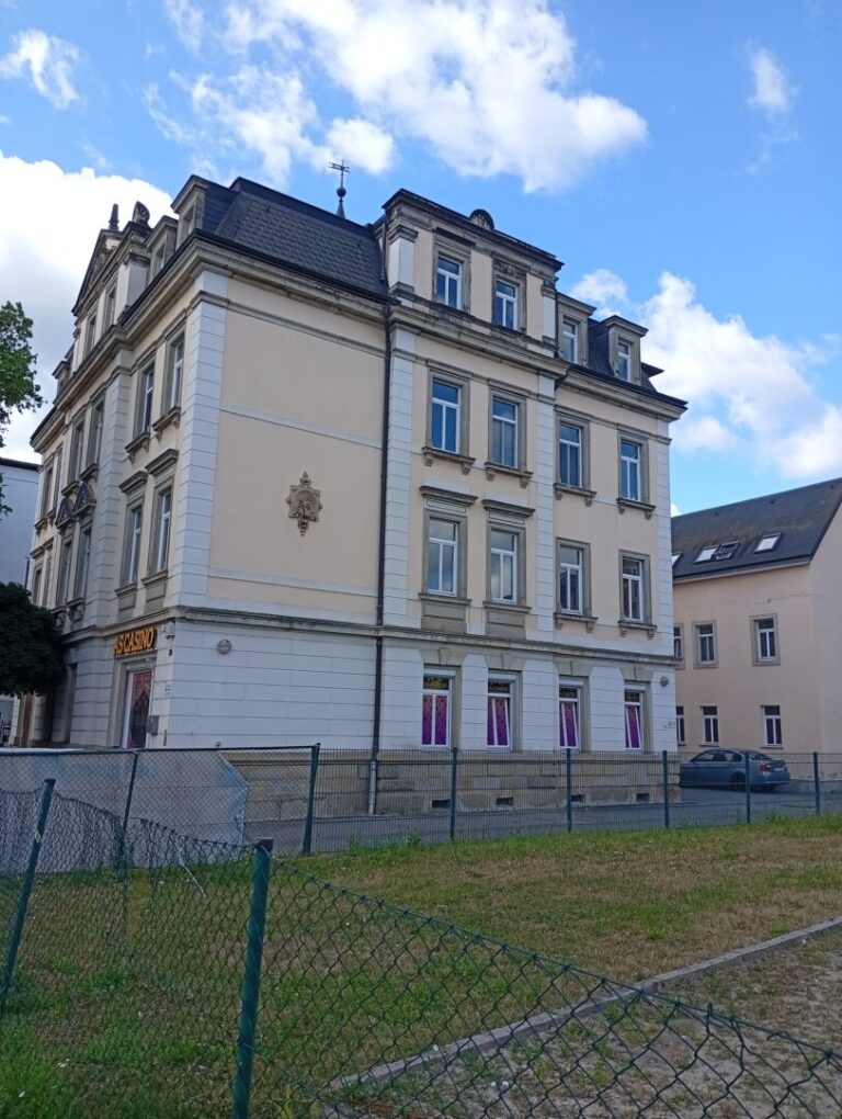 Rechte Seitenansicht vom Nachbargrundstück