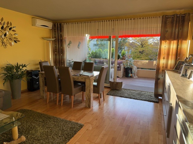 Essbereich mit Zugang zum Balkon