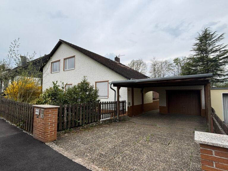 Außenansicht mit Garage und Carport