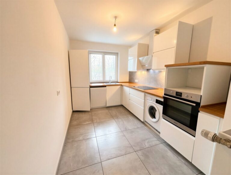 Moderne Küche mit E-Geräten