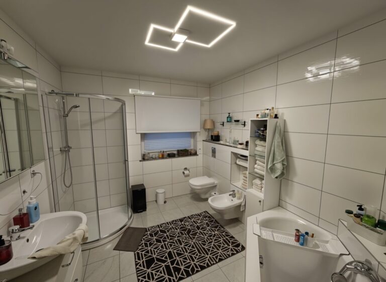 Badezimmer mit Badewanne und Dusche