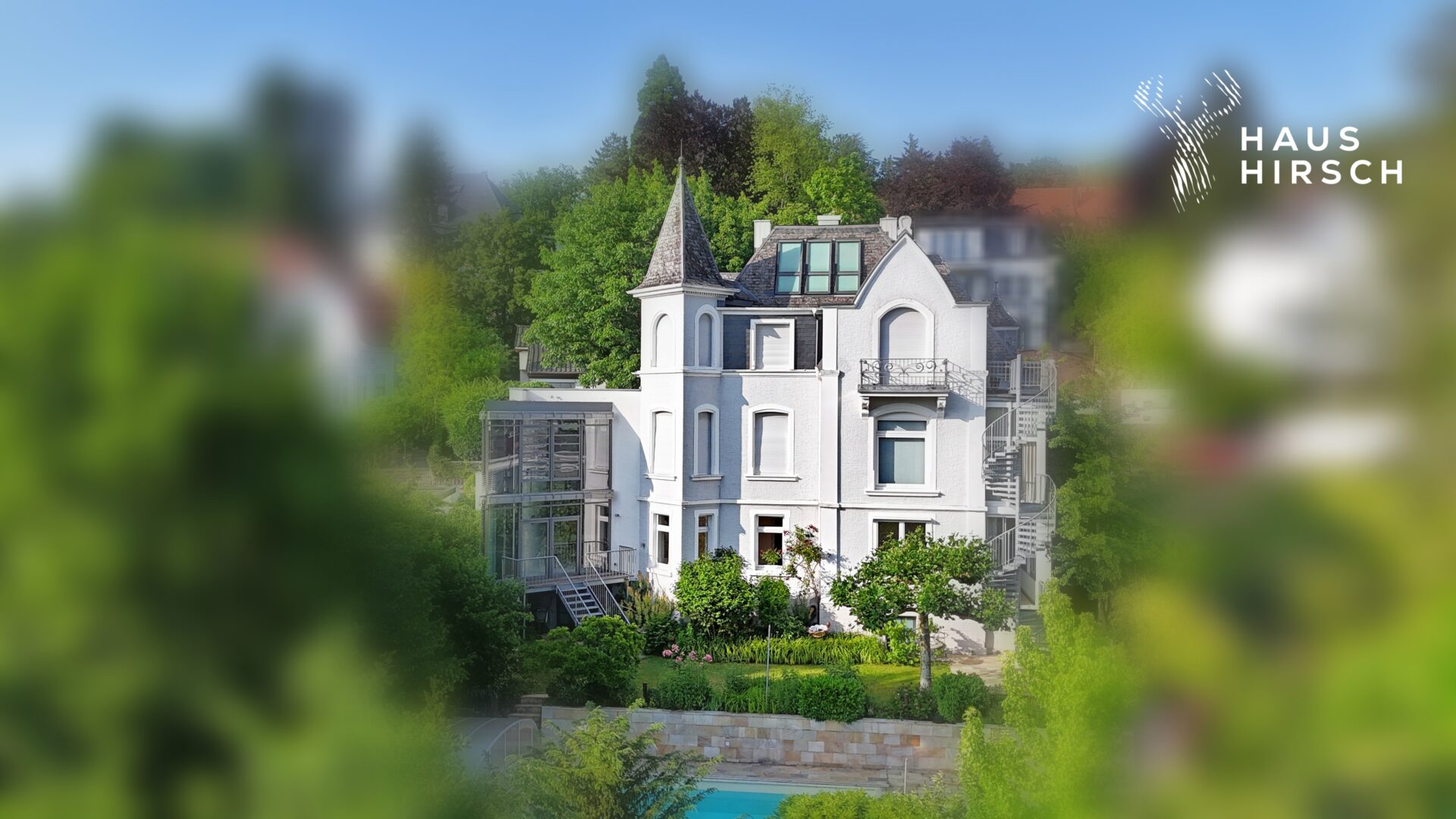 Außenansicht Villa (Hangseite)