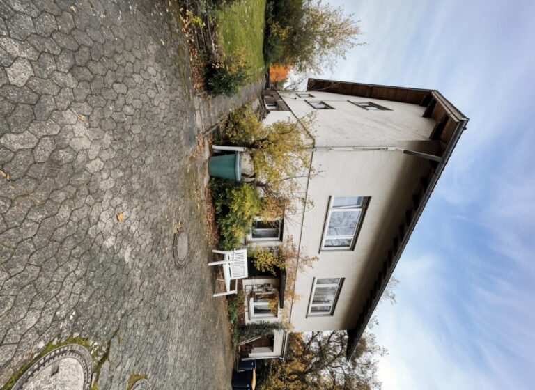 Hof und Vorderansicht aktuell