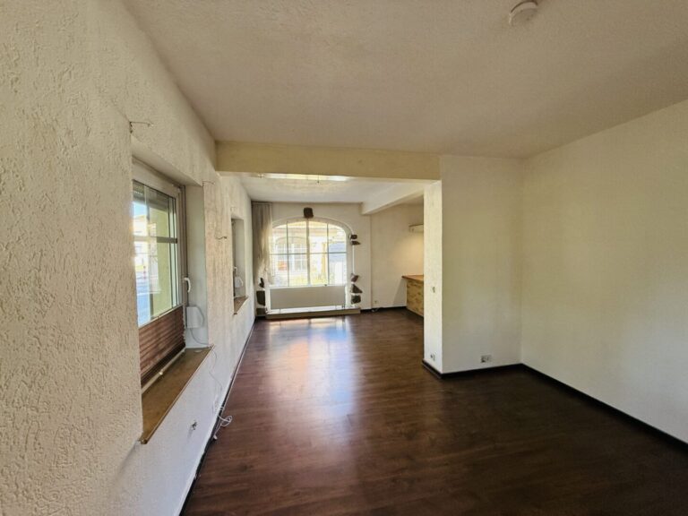 Wohnzimmer 1 unmöbliert