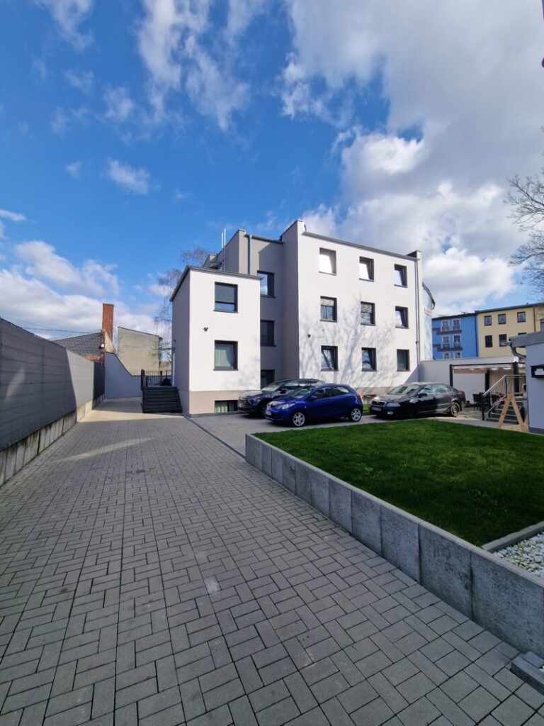 Einfahrt und Parkplätze