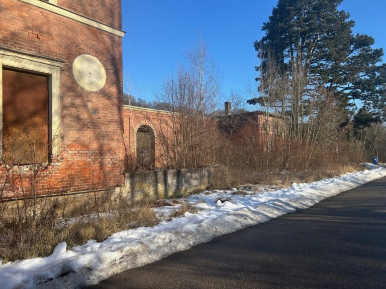 Blick zum rechten Seitentrakt