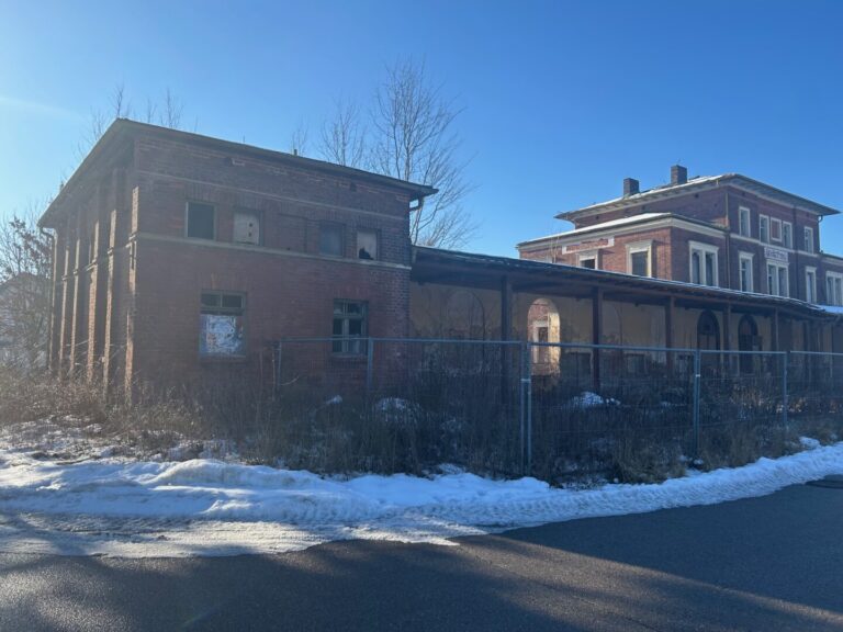 rechter Trakt mit Mauer