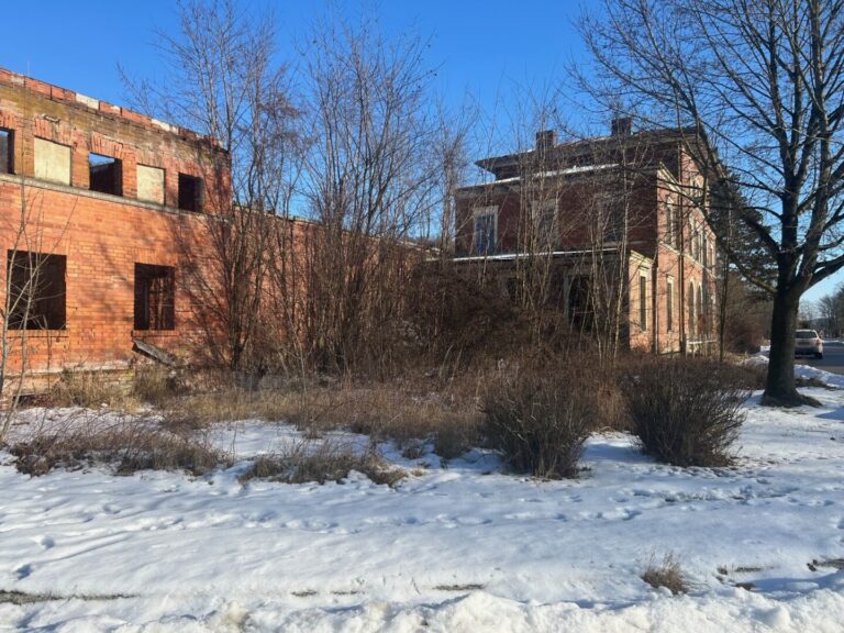 linker Seitentrakt mit Blick zum Hauptgebäude