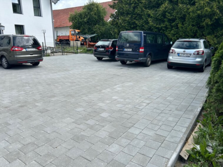 Gepflasterte Parkplätze