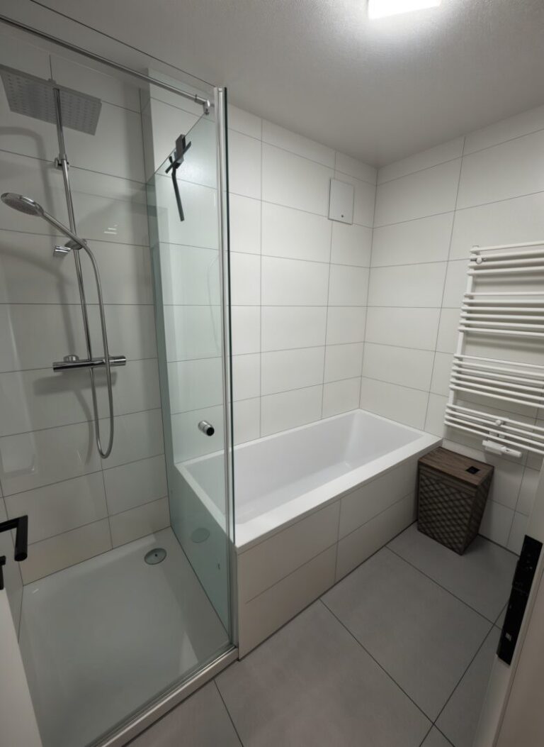 Bad mit Badewanne und Dusche