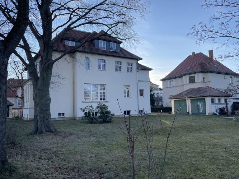 Gartenansicht m Garagen