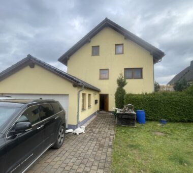 Haupteingang Und Garage