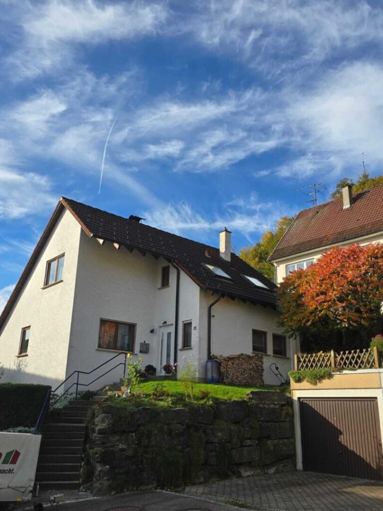 Haus mit Garage und Treppe