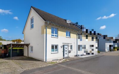 Hausansicht Mit Carport